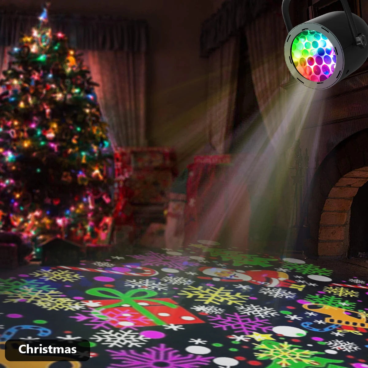 Colorful Christmas投影灯在房间里投射出节日图案，背景是装饰有圣诞树和礼物的房间。